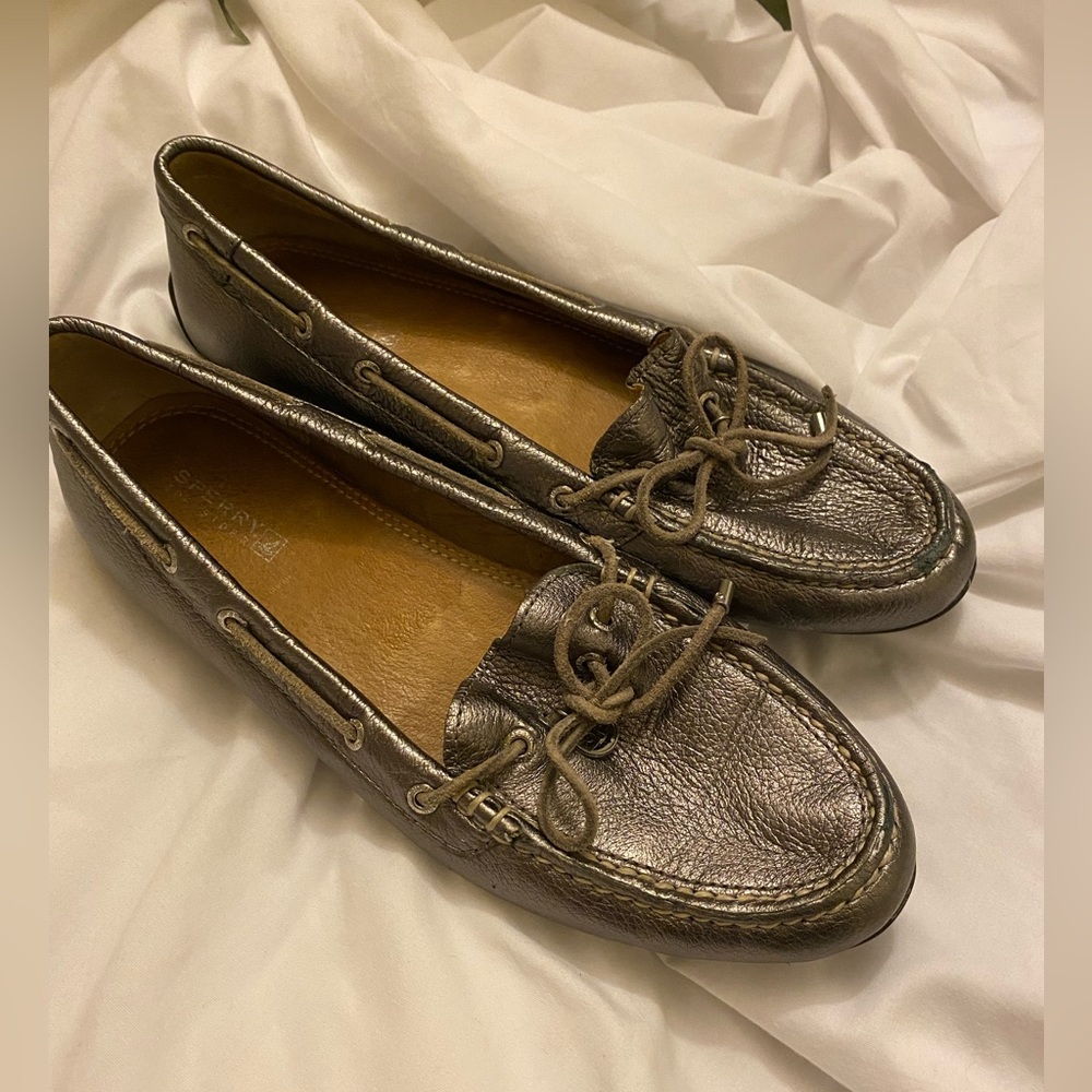 Metallic Sperry loafer. Size 6.5.